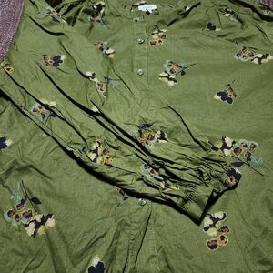 A.n.a, Long sleeve blouse. Size XLarge. Main color is green.
